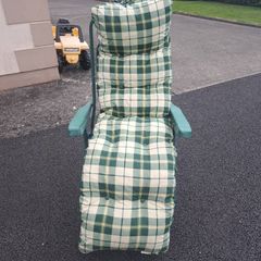 2 sun recliner chairs