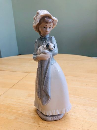 Genuine Nao By Lladro Figurine