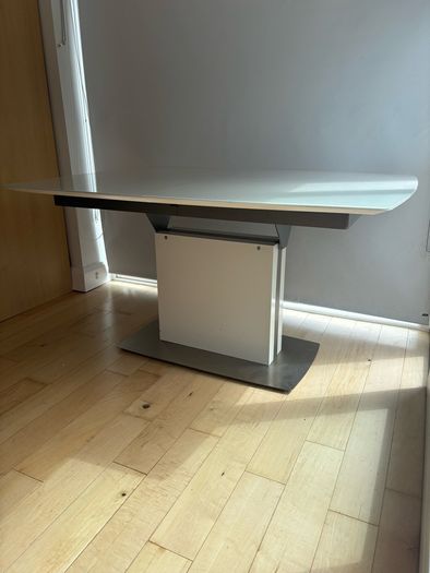 BO Concept dining table for 6 people