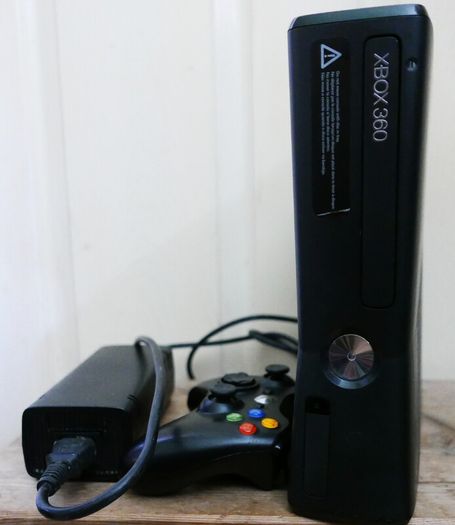 Xbox360 slim 250GB +1Pad