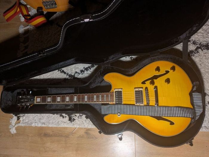 Semihollow electric guitar