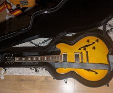 Hollowbody electric guitar