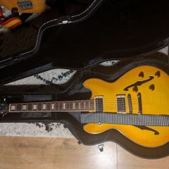 Semihollow electric guitar