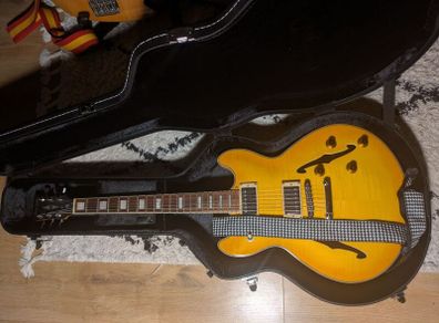 Semihollow electric guitar