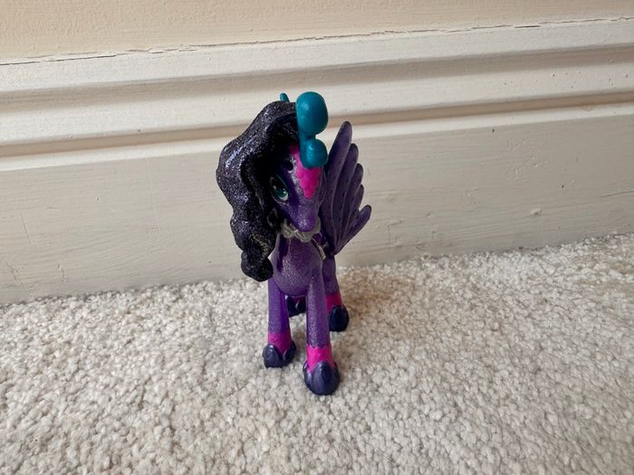 Spin Master Hatchimals Pixies Riders Black Glitter Lily and Seastallion Glider only approx. 9 cm. Used please see photos