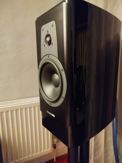 Dynaudio  Contour 20i Black high gloss.