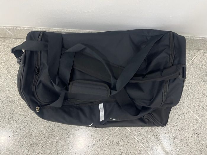 Nike shoulder Duffle travel training gym Large Bag 69L Black brand new with tag