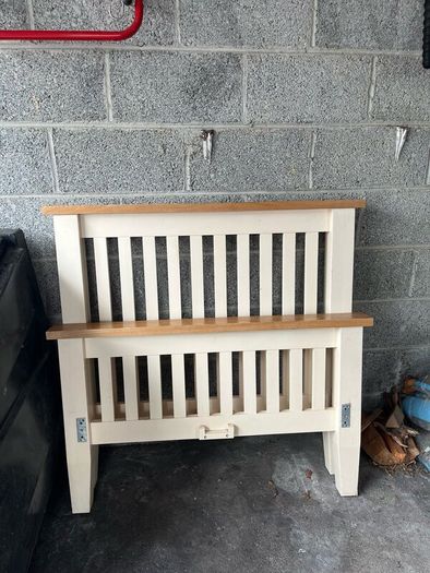 Single bed and 2 bedside lockers
