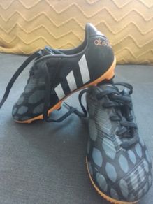 Football Boots/Junior Size: 10 UK .. 28 EU .. Price Drop