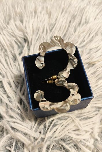 Gray Tortoiseshell Scalloped Hoop Earrings Acrylic Retro Style