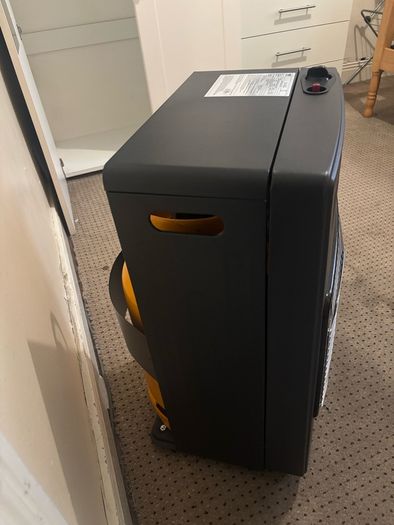 Portable Butane Gas Heater. Includes Gas Bottle (With Gas) & Regulator