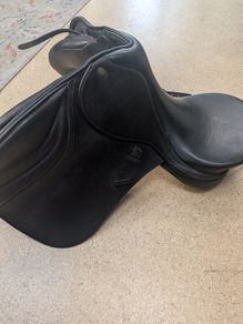 Fairfax black leather saddle with girth. High quality black leather Fairfax saddle in great condition. Comes with a matching girth as shown in the photos. Perfect for everyday riding or training.