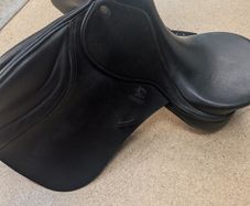 Fairfax black leather saddle with girth. High quality black leather Fairfax saddle in great condition. Comes with a matching girth as shown in the photos. Perfect for everyday riding or training.