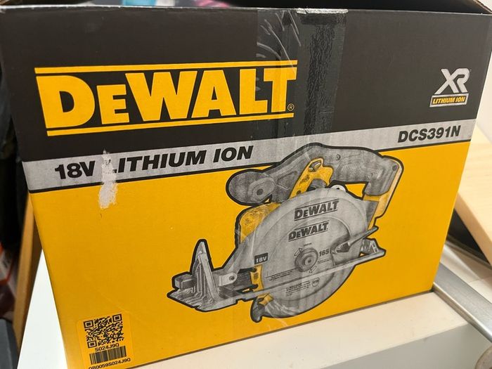 De Walt Cordless Circular Saw & extra blade