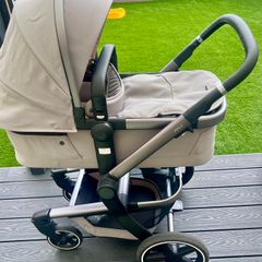 Joolz Day+ Pram / Pushchair with Carrycot & Seat Unit with 10-Year Transferable Warranty