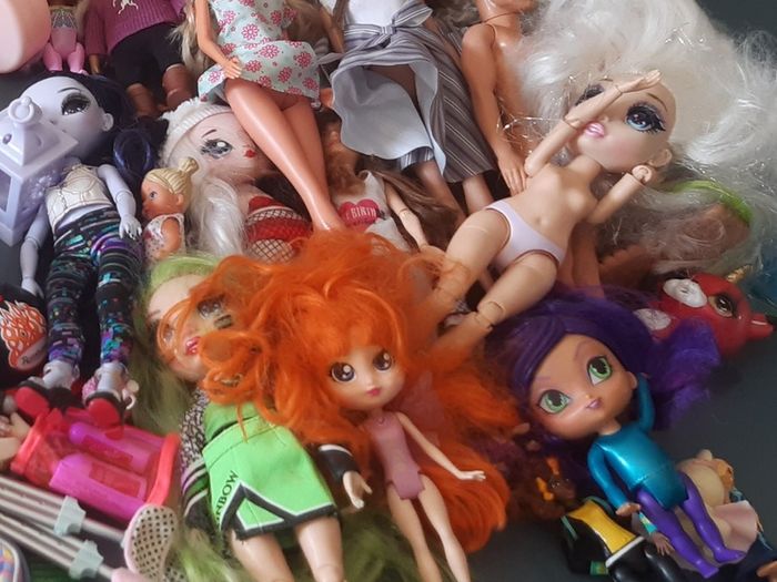 Collection of dolls,clothes and accessories