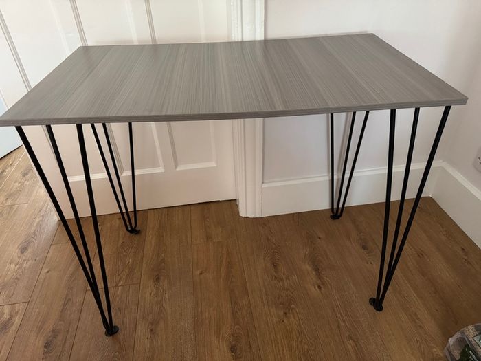 Small desk with hairpin legs