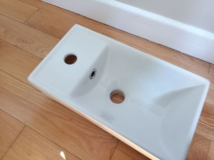 BRAND NEW White ceramic cloakroom sink  40cmx22cm .