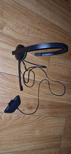 xbox 360 Accessory, headphone with mic and adapter to connect to joystick.