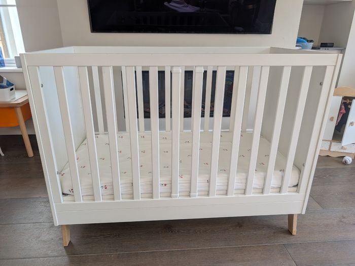 Elegant white wooden Baby cot