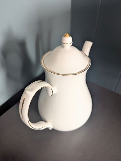 White and gold porcelain coffee pot