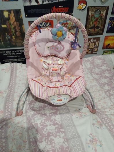 Fisher Price Baby Bouncer with Calming Vibrations + Toy rack with musical pully