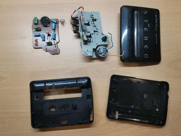 Crown SZ-32 Walkman Cassette Player