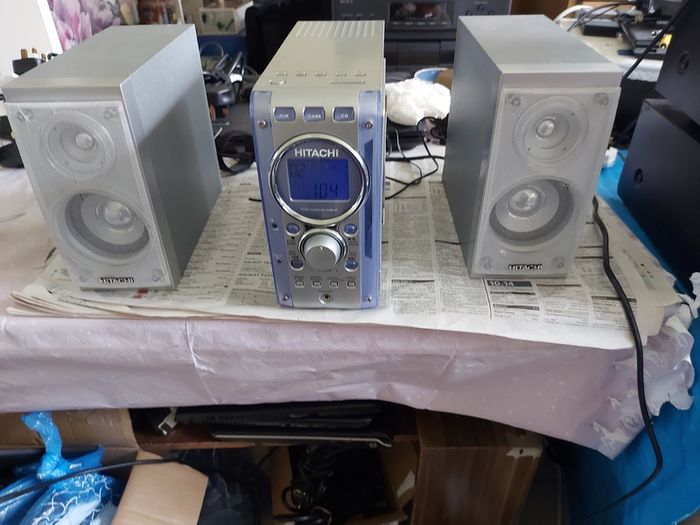 HITACHI Music System, Model AX-M67, & 2 Hitachi 4 Ohm Speakers, Radio, CD and AUX, in very good condition