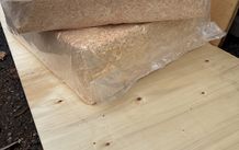 Dry clean wood shavings for pet bedding