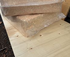 Dry clean wood shavings for pet bedding
