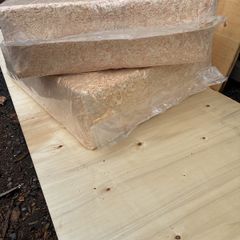 Dry clean wood shavings for pet bedding