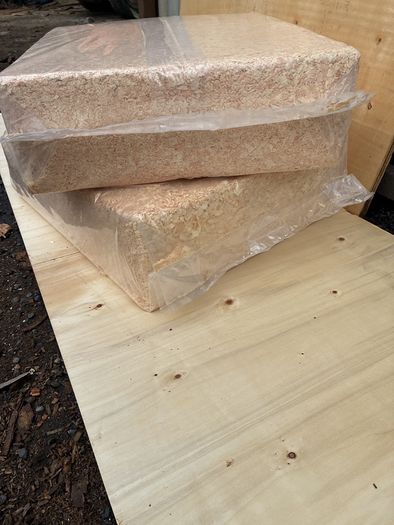Dry clean wood shavings for pet bedding