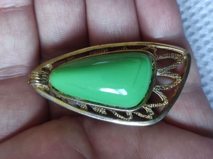 Vintage Capri brooch