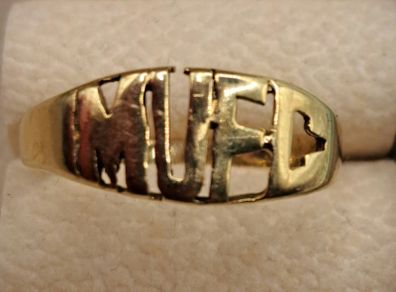 9 ct yellow gold gent's rings