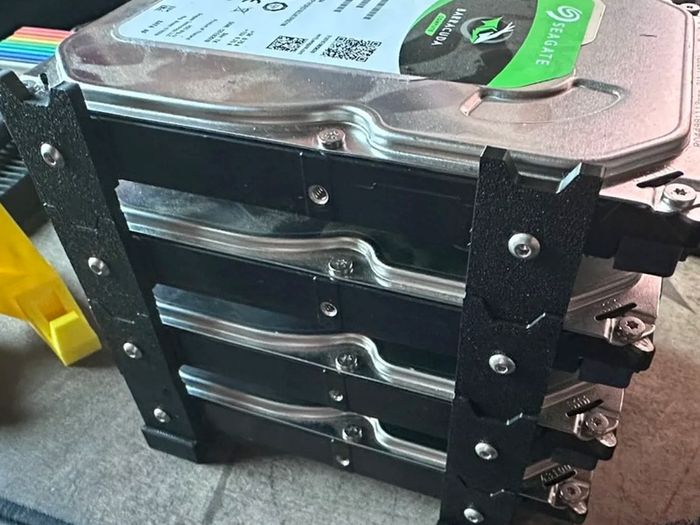 3.5" and 2.5" HDD and SSD stacking