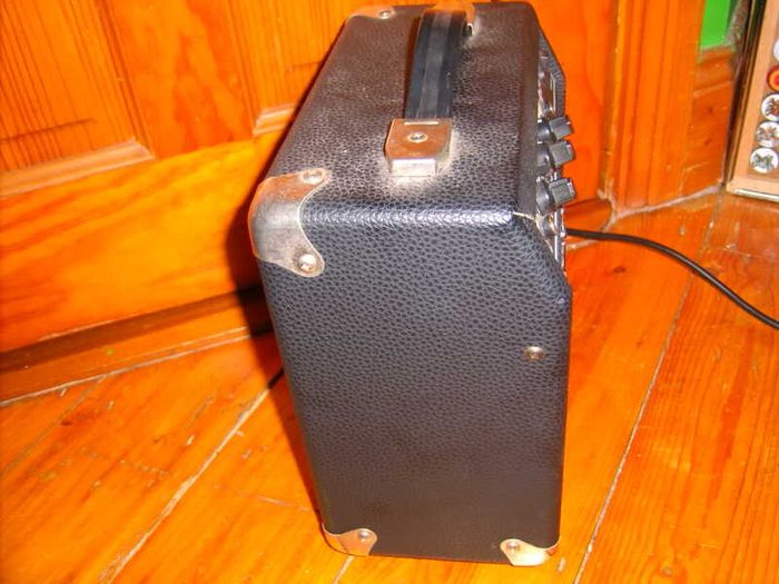 Squier speaker