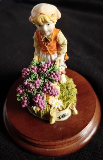 Vintage 1991 Leonardo Collection Gathering Grapes Figurinen