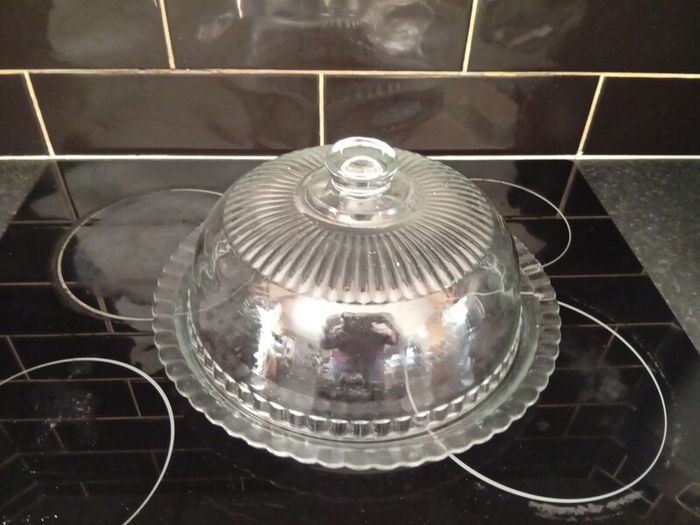 glass dome cake stand
