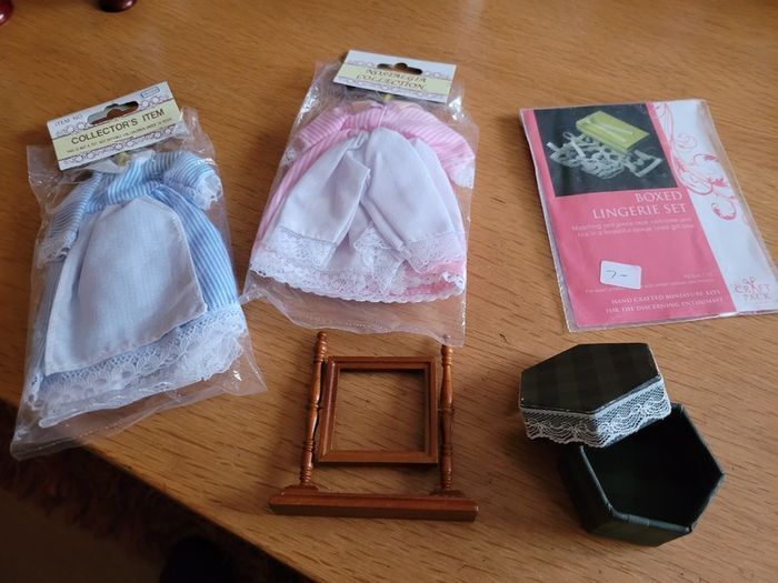 Dolls house / Miniature - sewing machines, haberdashery etc