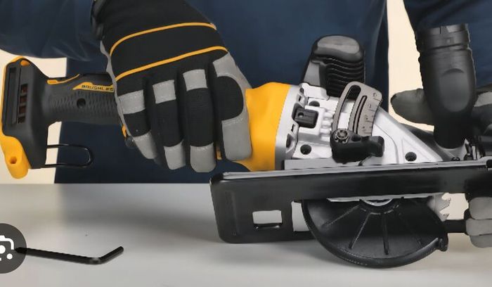 DeWALT 18V XR Cordless Brushless Compact Circular Skill Saw + Construction Cutting Blade.The Best A Professional Can Get. Closing down sale - all must go!.