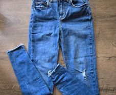 Ripped skinny jeans