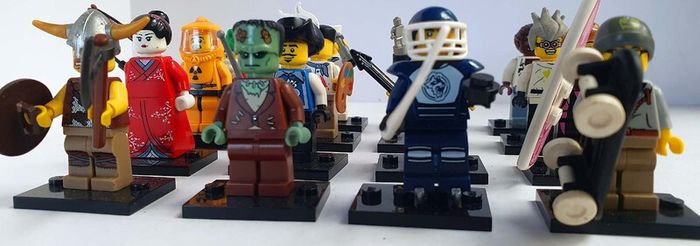 Lego Collectible MInifigures Series 4 (2011) 100% Complete