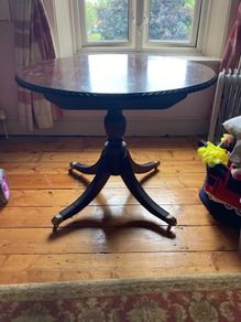 mahogany round table