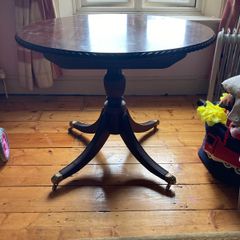 mahogany round table