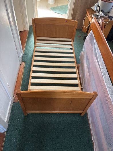 Kid's bed (also cot)