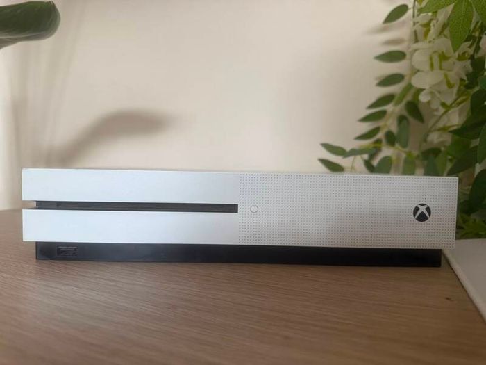 Xbox One S + 4 Games