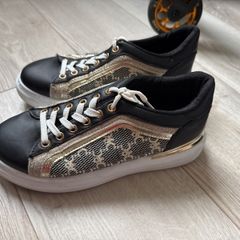 Woman's sneakers size UK 6, EUR 39