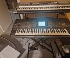 Yamaha PSR 8000 workstation keyboard
