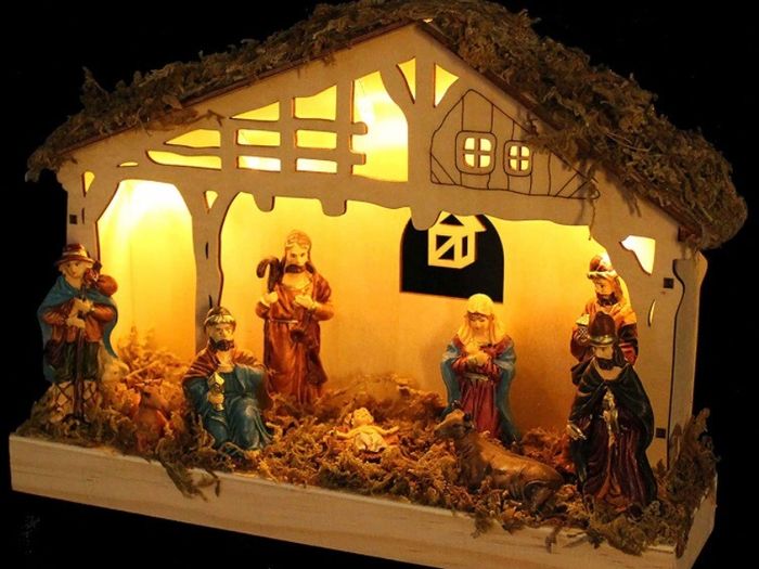 Pre-Lit Christmas Wooden Nativity Scene Decoration Illuminated with 5-LED, 26 cm (FREE POSTAGE)