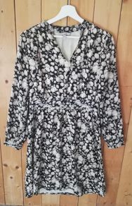 H&m ladies knee length beige/black/white floral v neck dress UK 12